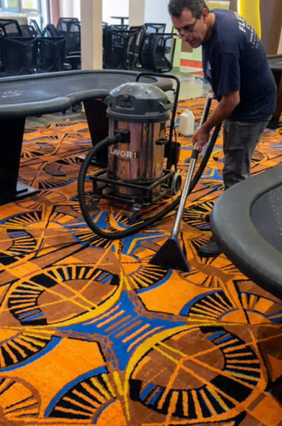 Técnico da Flex Clean lavando carpete comercial com extratora profissional