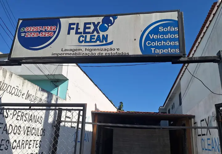 Fachada da sede da Flex Clean em São Paulo com placa de serviços