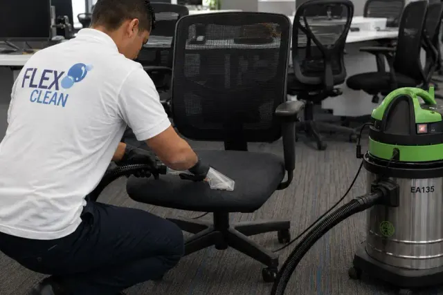 Técnico da Flex Clean avaliando o tecido de uma cadeira de escritório antes da lavagem