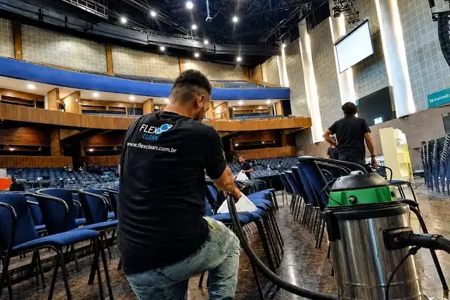Equipe da Flex Clean higienizando poltronas de auditório com extração profissional