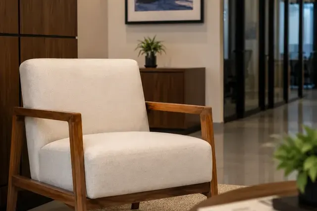Poltrona estofada clara com aparência renovada depois da higienização