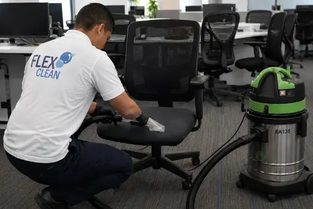 Técnico da Flex Clean removendo manchas de uma cadeira de escritório com extratora