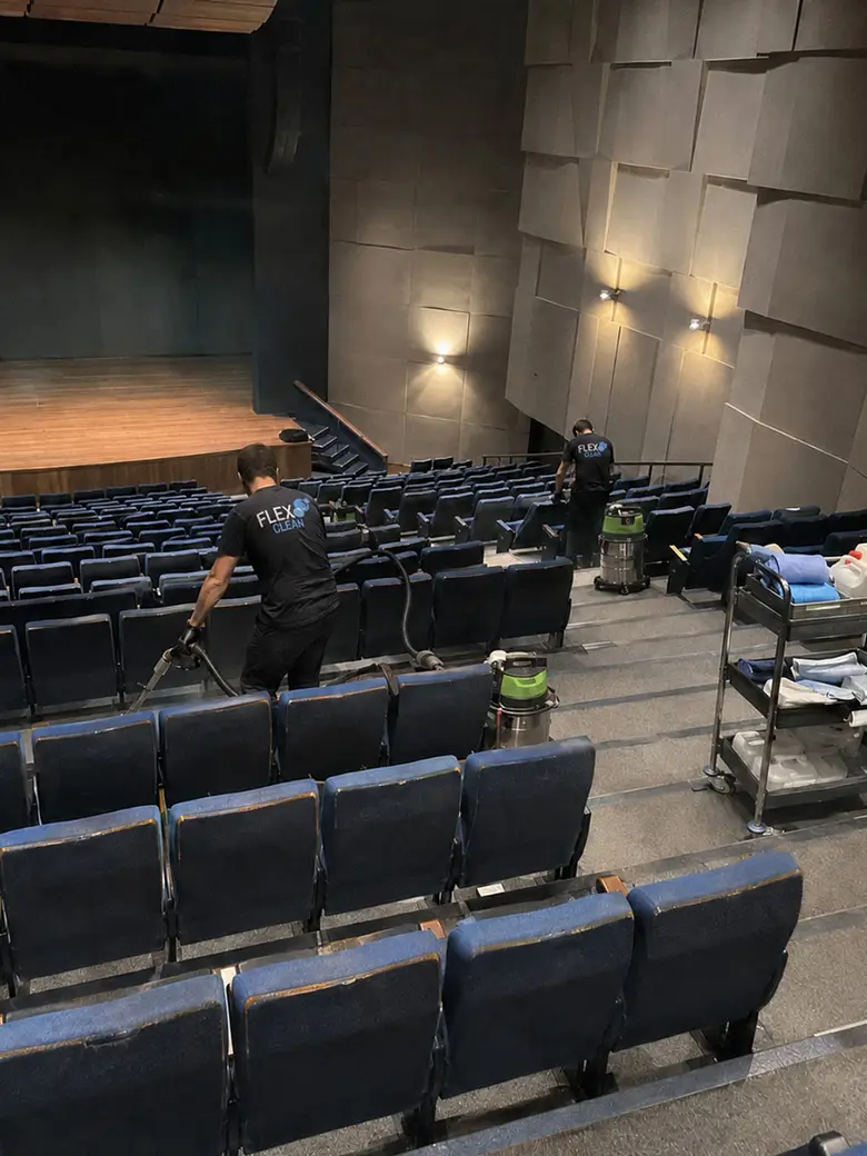 Técnico da Flex Clean higienizando o carpete de um auditório
