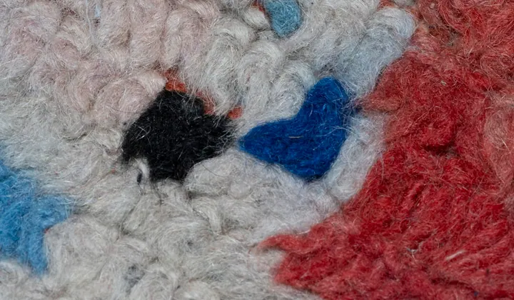 Detalhe de tecido texturizado com manchas coloridas