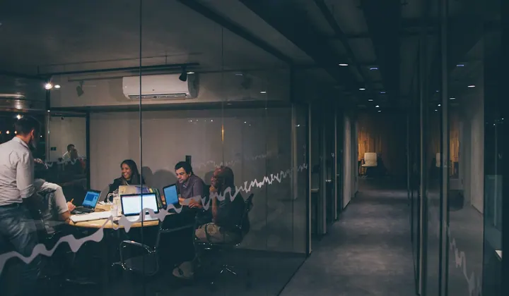 Equipe em reunião técnica avaliando condições de ambiente corporativo