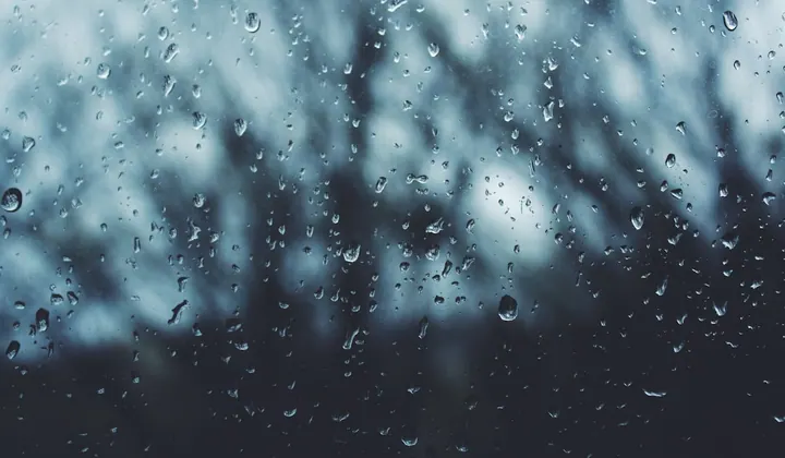 Gotas de água em vidro durante chuva