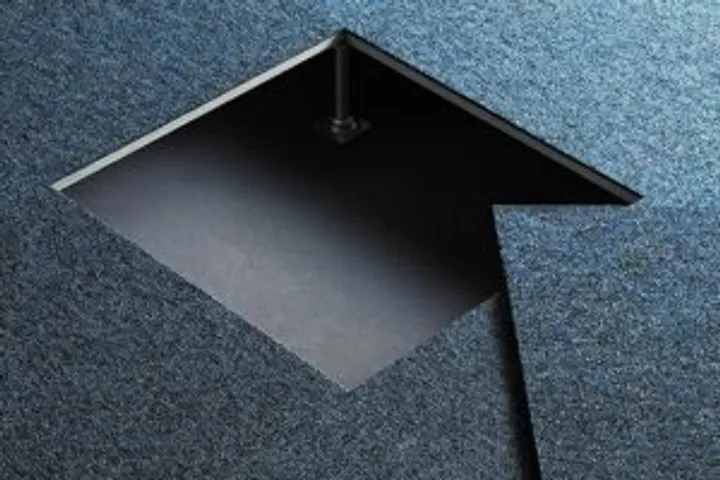 Placas de piso elevado sendo abertas para inspeção técnica