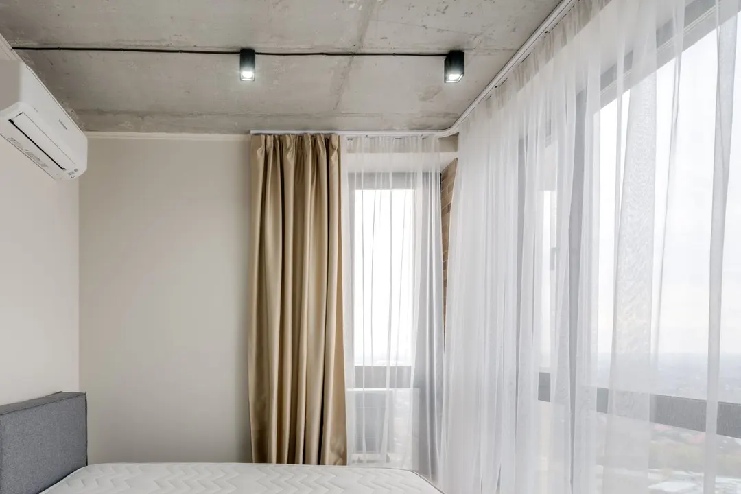 Quarto arejado com a cama pronta depois da higienização do colchão