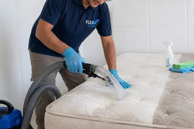 Profissional da Flex Clean aplicando o produto e extraindo a sujeira de um colchão