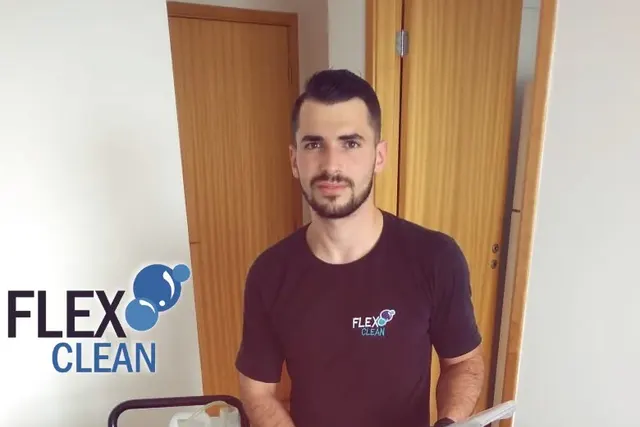 Profissional da Flex Clean com o equipamento de extração usado nos atendimentos