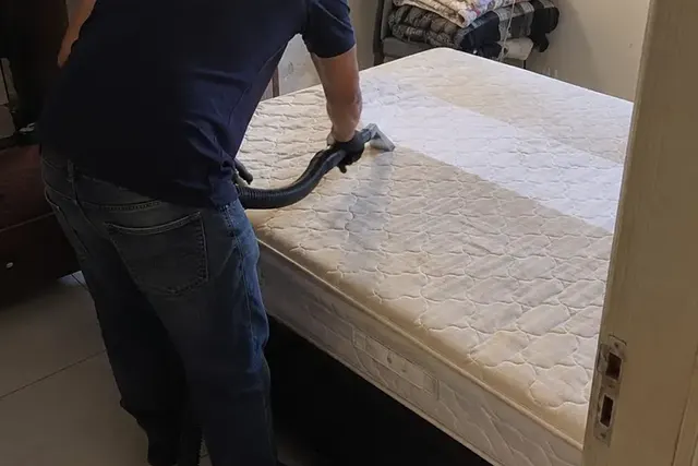 Técnico da Flex Clean higienizando um colchão em atendimento residencial