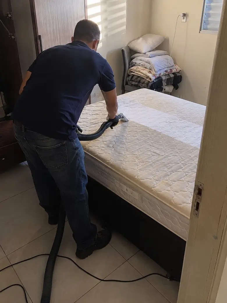 Profissional da Flex Clean higienizando colchão com extratora