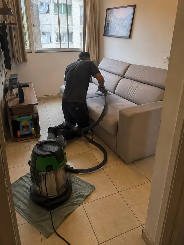 Técnico da Flex Clean higienizando sofá em atendimento residencial