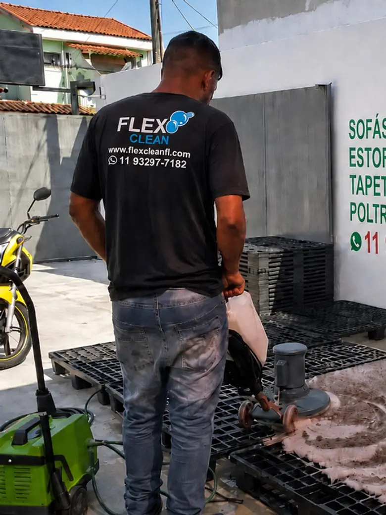 Profissional da Flex Clean lavando tapete na estrutura da empresa