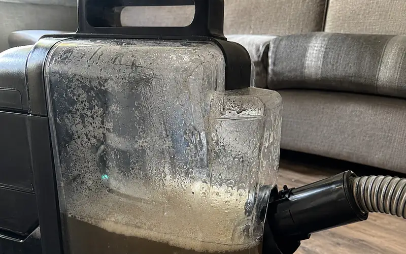 Tanque da extratora com a água suja recolhida durante a higienização