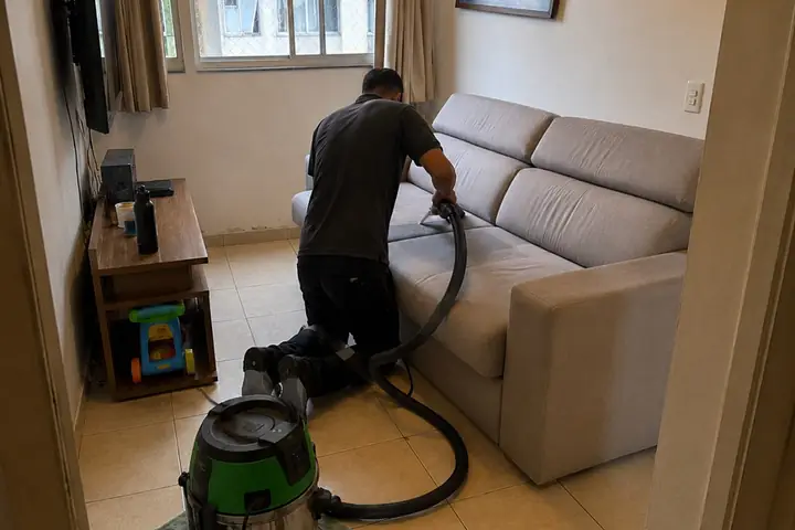 Técnico da Flex Clean avaliando o tecido de um sofá antes da lavagem