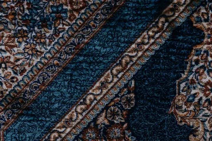 Close das fibras e do tingimento de um tapete persa azul
