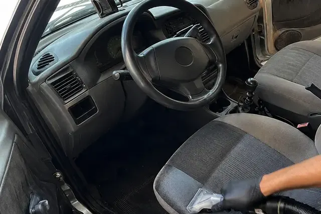 Interior de veículo sendo avaliado antes da higienização, com o equipamento posicionado