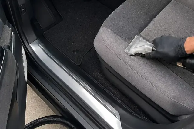 Técnico da Flex Clean extraindo a sujeira do banco do motorista