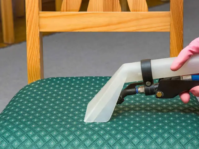 Cadeira higienizada em ambiente interno