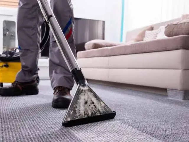 Higienização profissional de carpete com equipamento de limpeza
